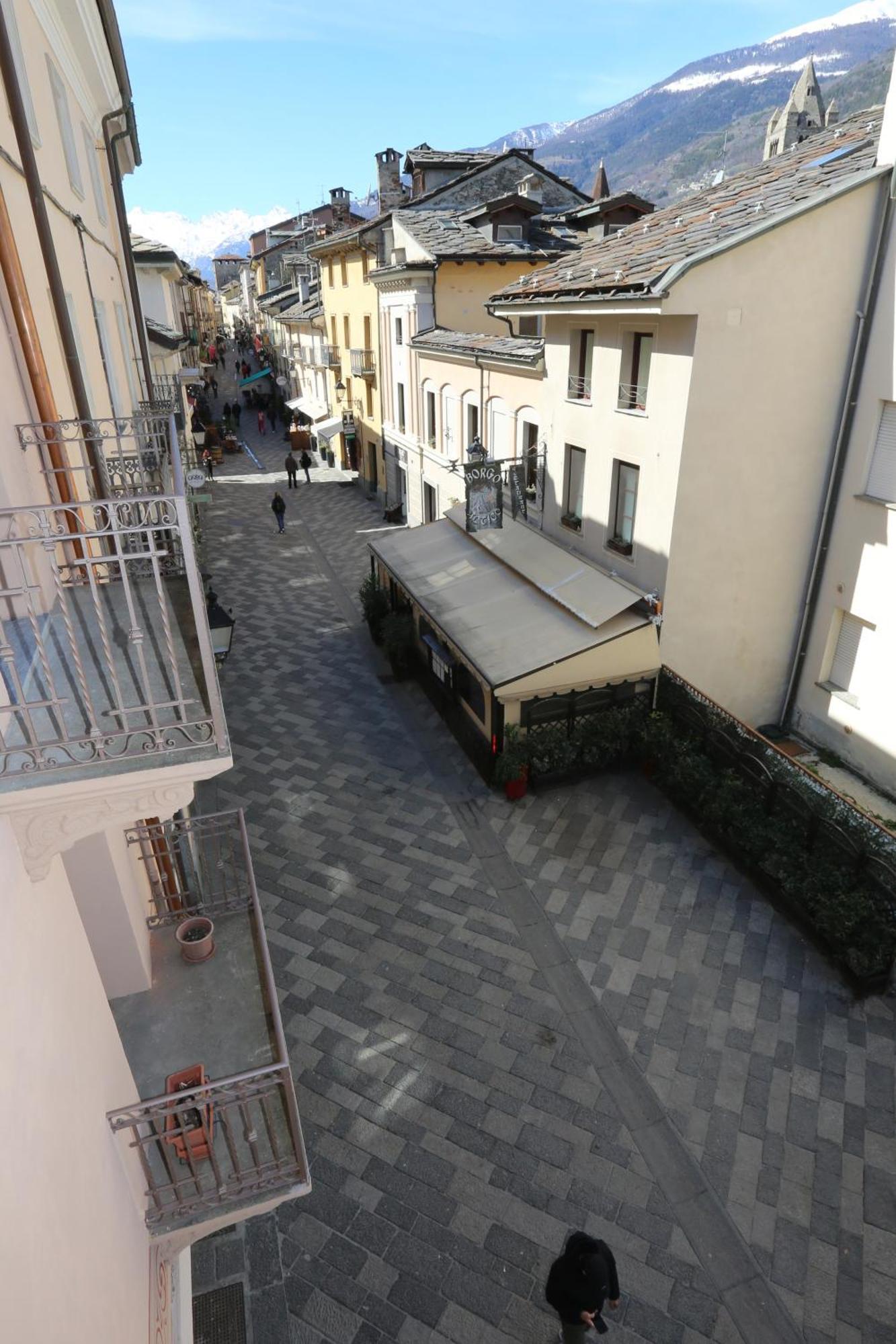 L'Abri En Ville - Parcheggio Privato A 100 Mt Ed Accesso Con Auto Nell'Area Pedonale Aosta Exterior foto